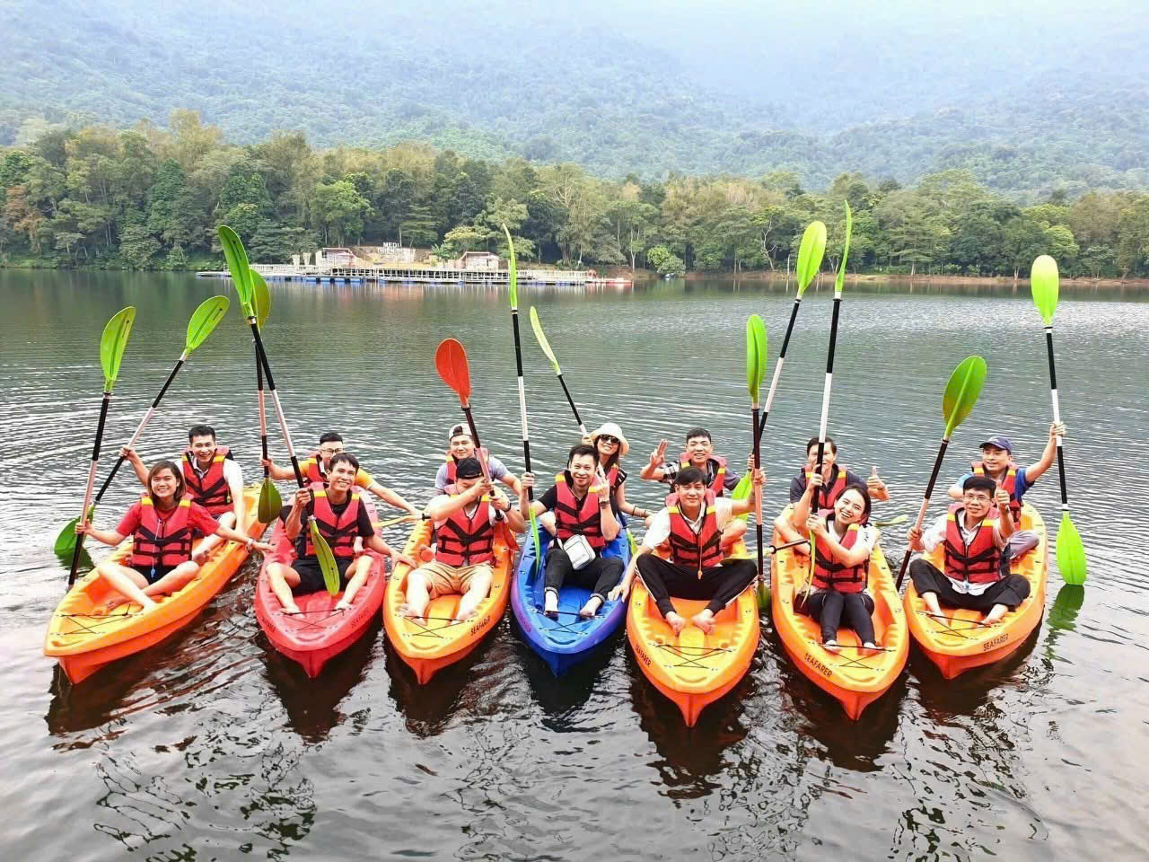 Ngoài ra, bạn còn có thể tham gia chèo SUP, chèo kayak 